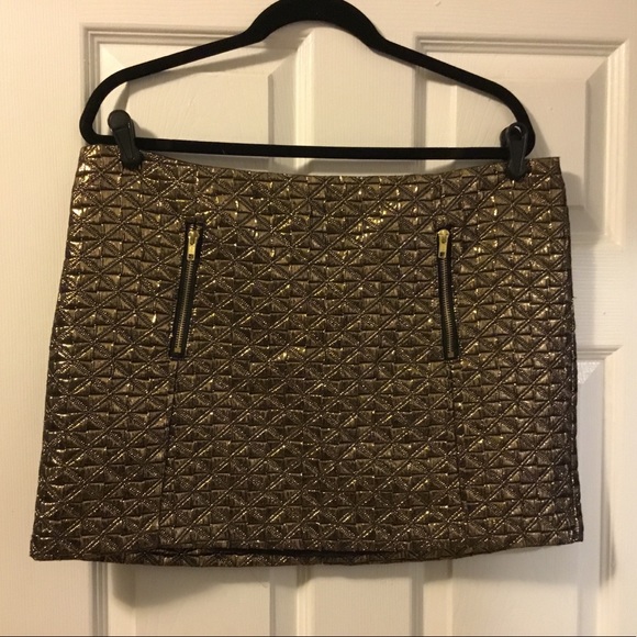 Topshop Dresses & Skirts - 3/$20 TOPSHOP GOLD BLACK QUILTED ZIP MINI SKIRT 12
